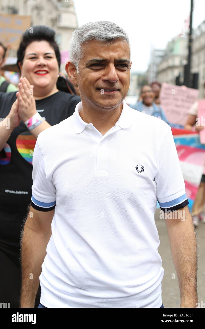 El alcalde de Londres, Sadiq Khan durante el desfile.El 50º Desfile del Orgullo Gay toke lugar a través del centro de Londres, con más de un millón de participantes. Foto de stock