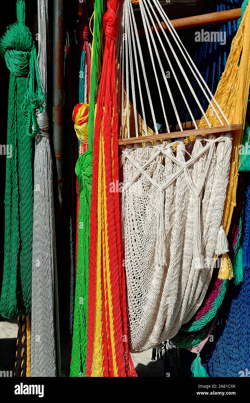 En Cozumel, Quintana Roo, México - Noviembre 25, 2006: coloridas hamacas se venden como recuerdos Foto de stock