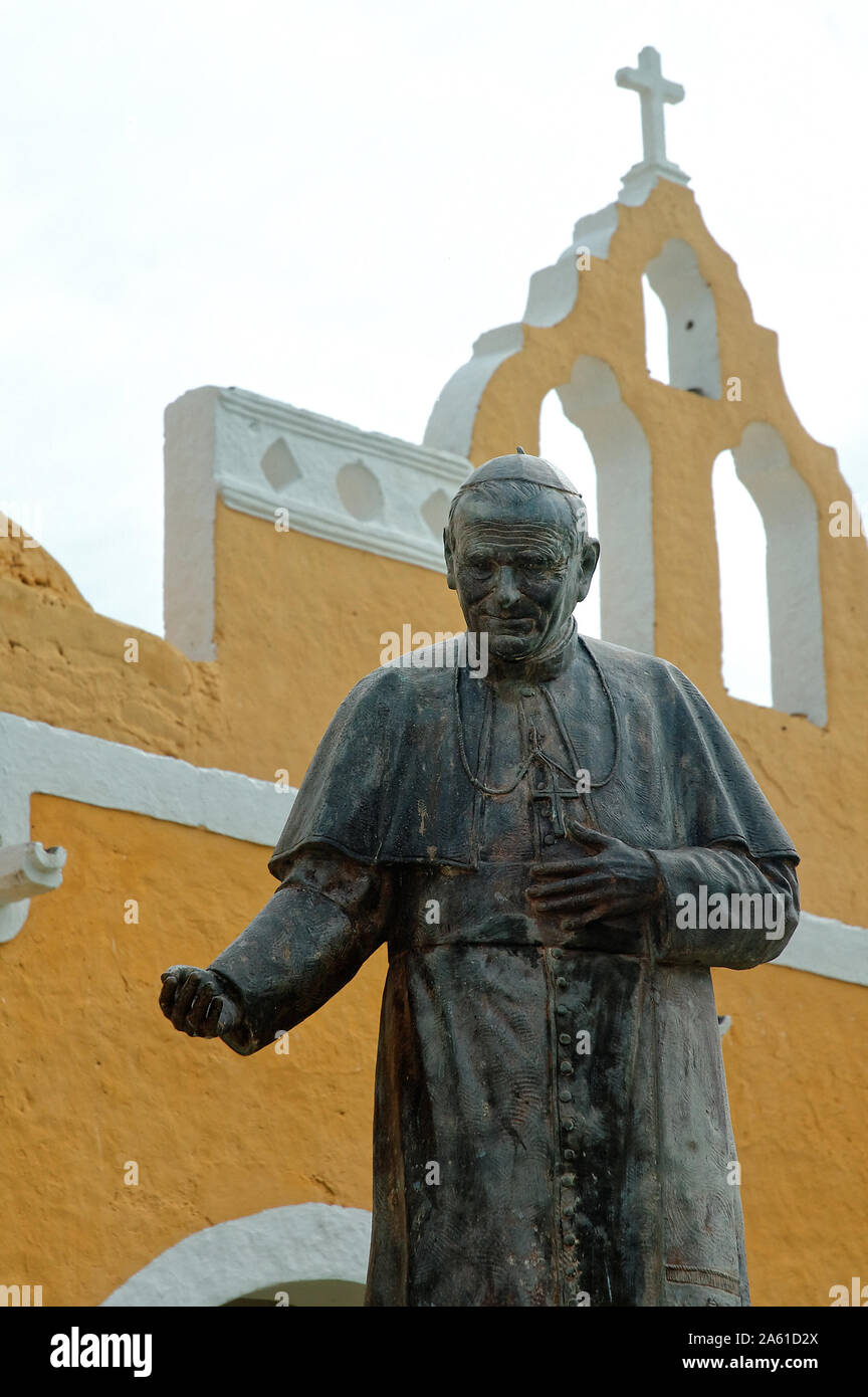 En Izamal, Yucatán, México: Noviembre 24, 2007: el convento de Izamal. Juan Pablo la segunda estatua Foto de stock