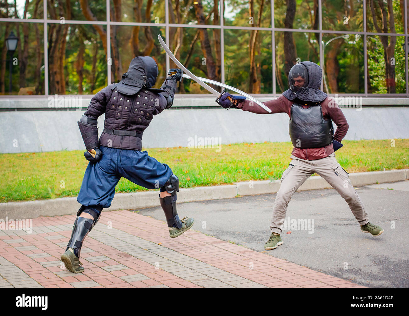 Dos hombres armados llevan una lucha con espadas, una lucha medieval, en un  divertido torneo medieval. Competiciones deportivas. Las luchas de  gladiadores Fotografía de stock - Alamy