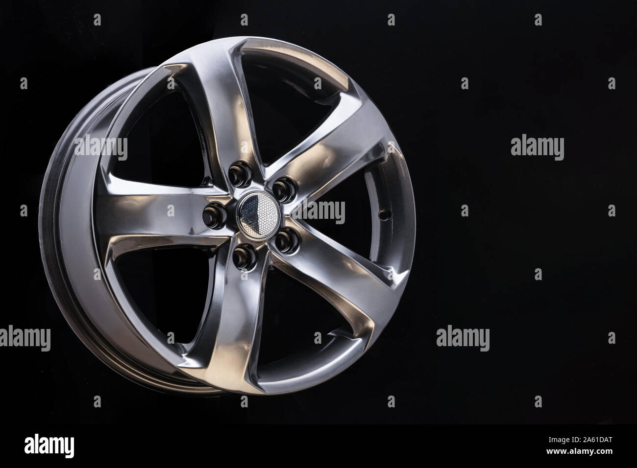Llanta de aluminio cromado hermosa textura, color gris de asfalto de ruedas  de coche de aleación sobre fondo negro, un espacio en blanco para texto  Fotografía de stock - Alamy