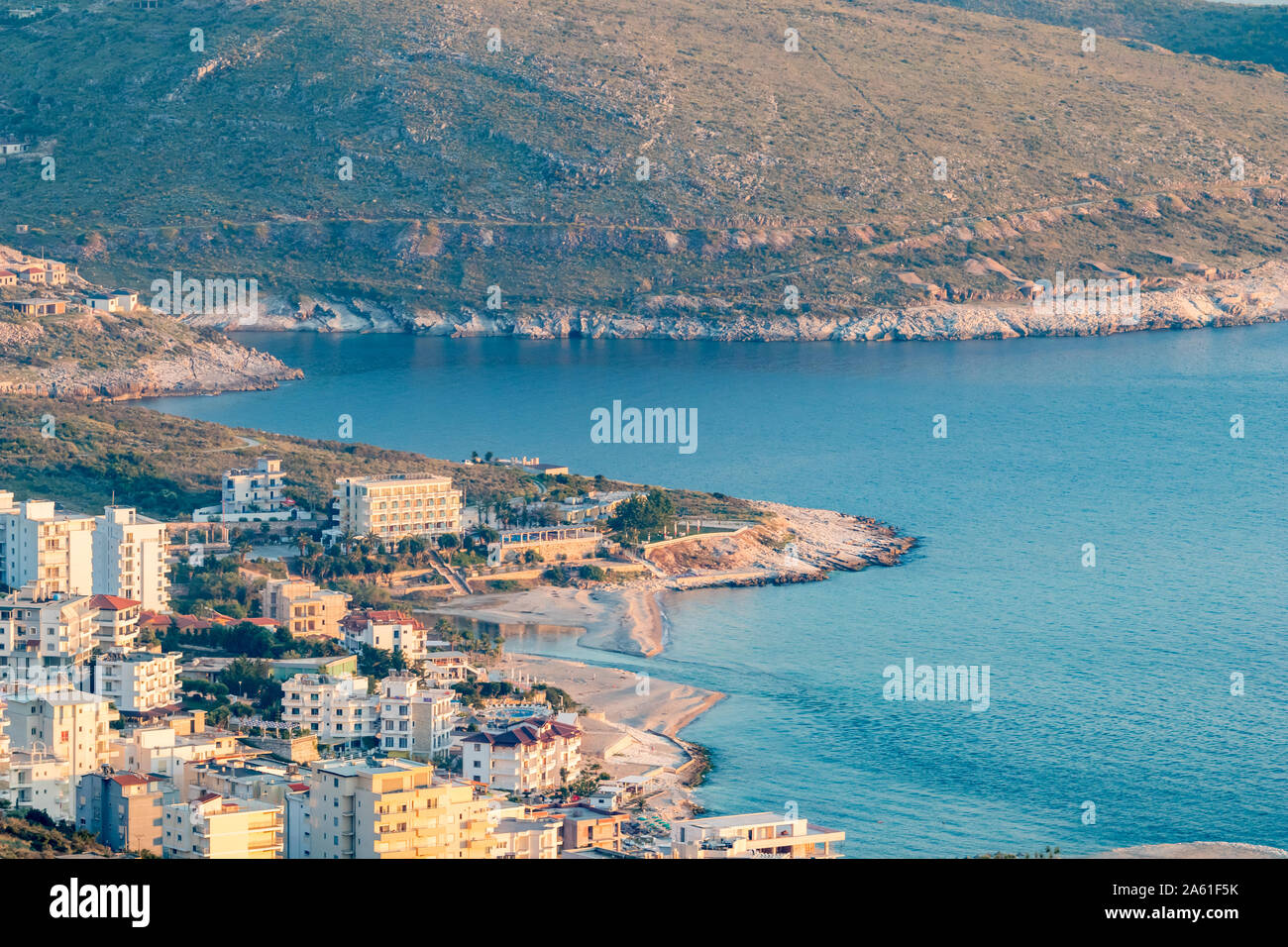 Hora dorada paisaje y paisaje urbano desde Lekuresi Castillo, Saranda
