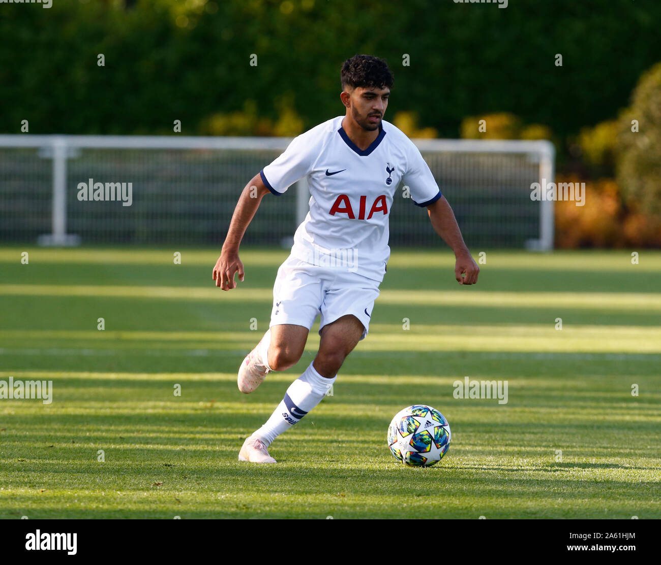ENFIELD, Inglaterra. 22 de octubre: Dilan Markanday de Tottenham Hotspur durante la UAFA Youth League entre Tottenham Hotspur y Crvena Zvezda (Estrella Roja ser Foto de stock