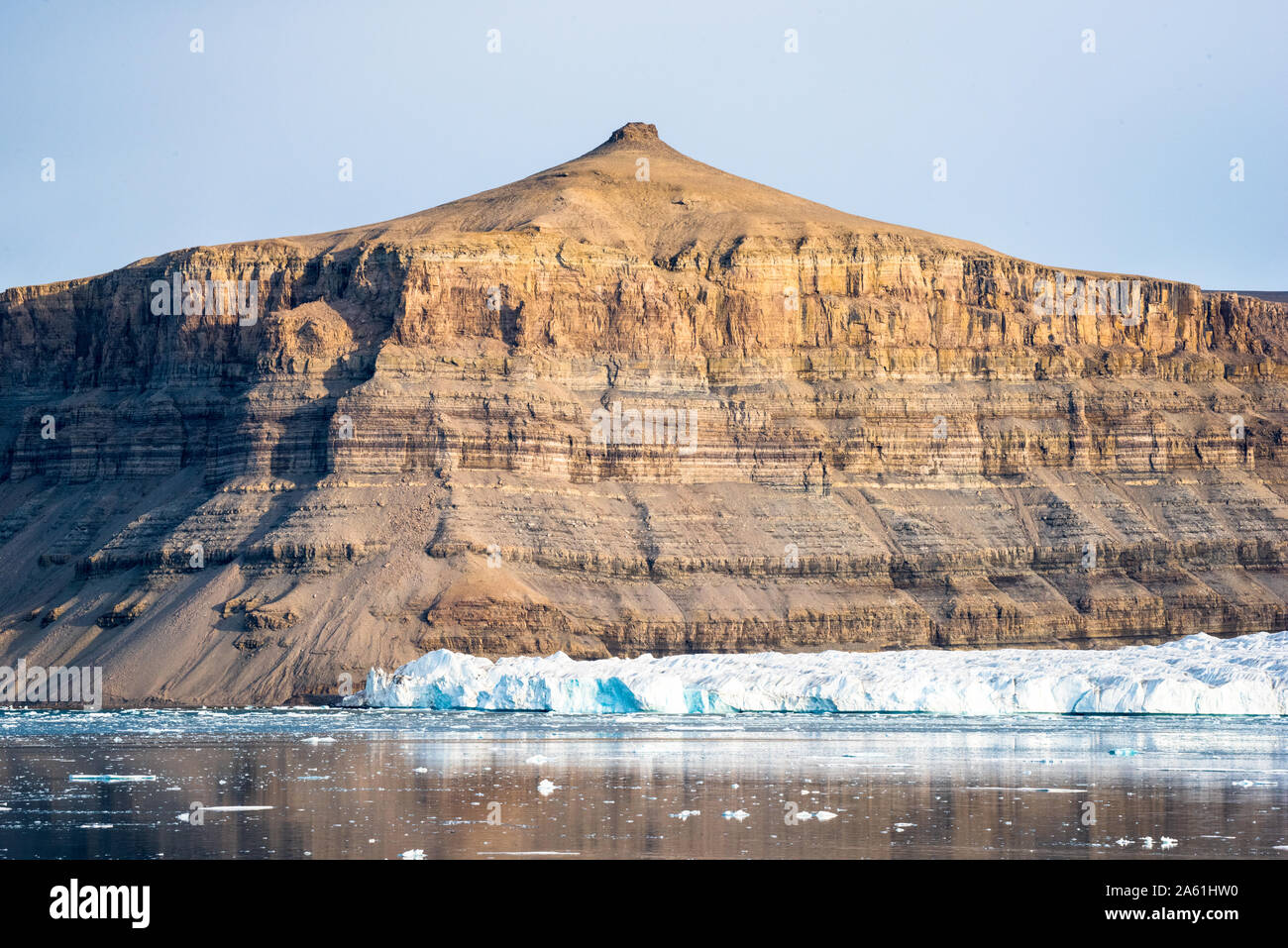 Isla de Devon y su glaciar visto desde Croker Bahía a lo largo del Pasaje del Noroeste en la zona ártica de Canadá Foto de stock