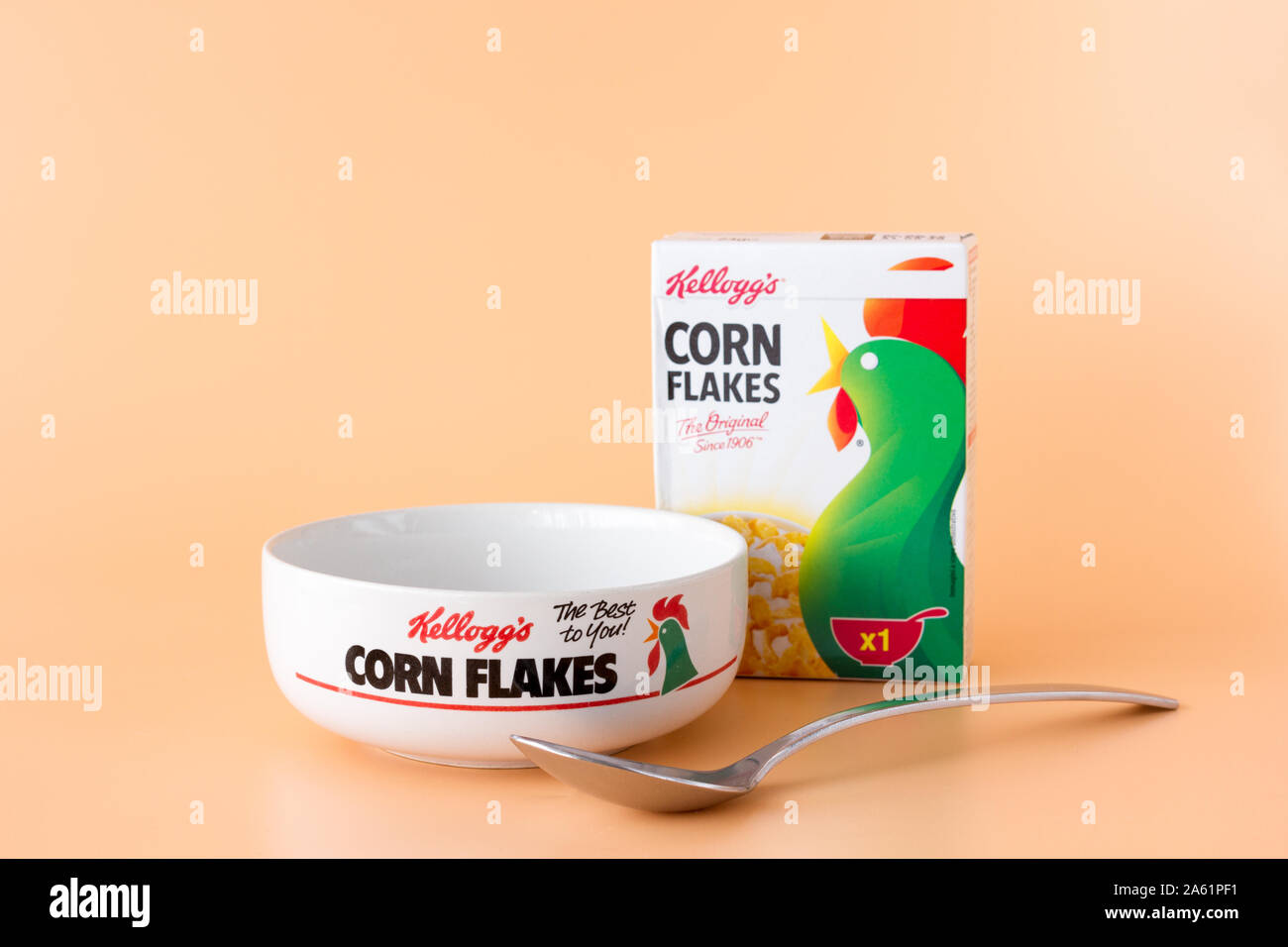 Kellogg's Corn Flakes porciones individuales de 30g caja de cereal con una  cuchara y cornflakes tazón. Reino Unido Fotografía de stock - Alamy