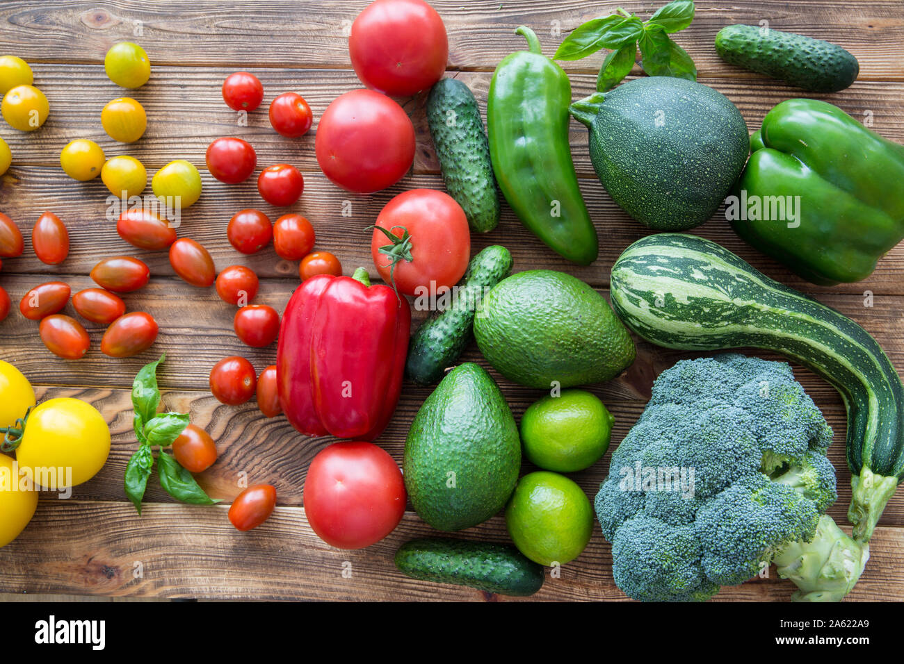 Verduras fresca y saludable sobre la mesa de madera rústica, vista superior. Perfecto productos dietéticos. Verde brillante, los colores rojo y amarillo. Foto de stock