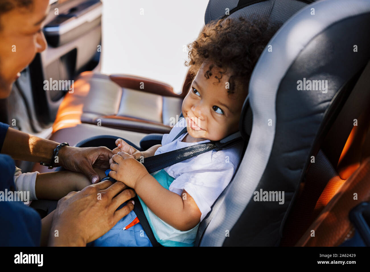 Niño Sentado En Un Asiento De Auto Y Colocando Un Cinturón De Seguridad  Foto de archivo - Imagen de colegiala, poner: 199139258