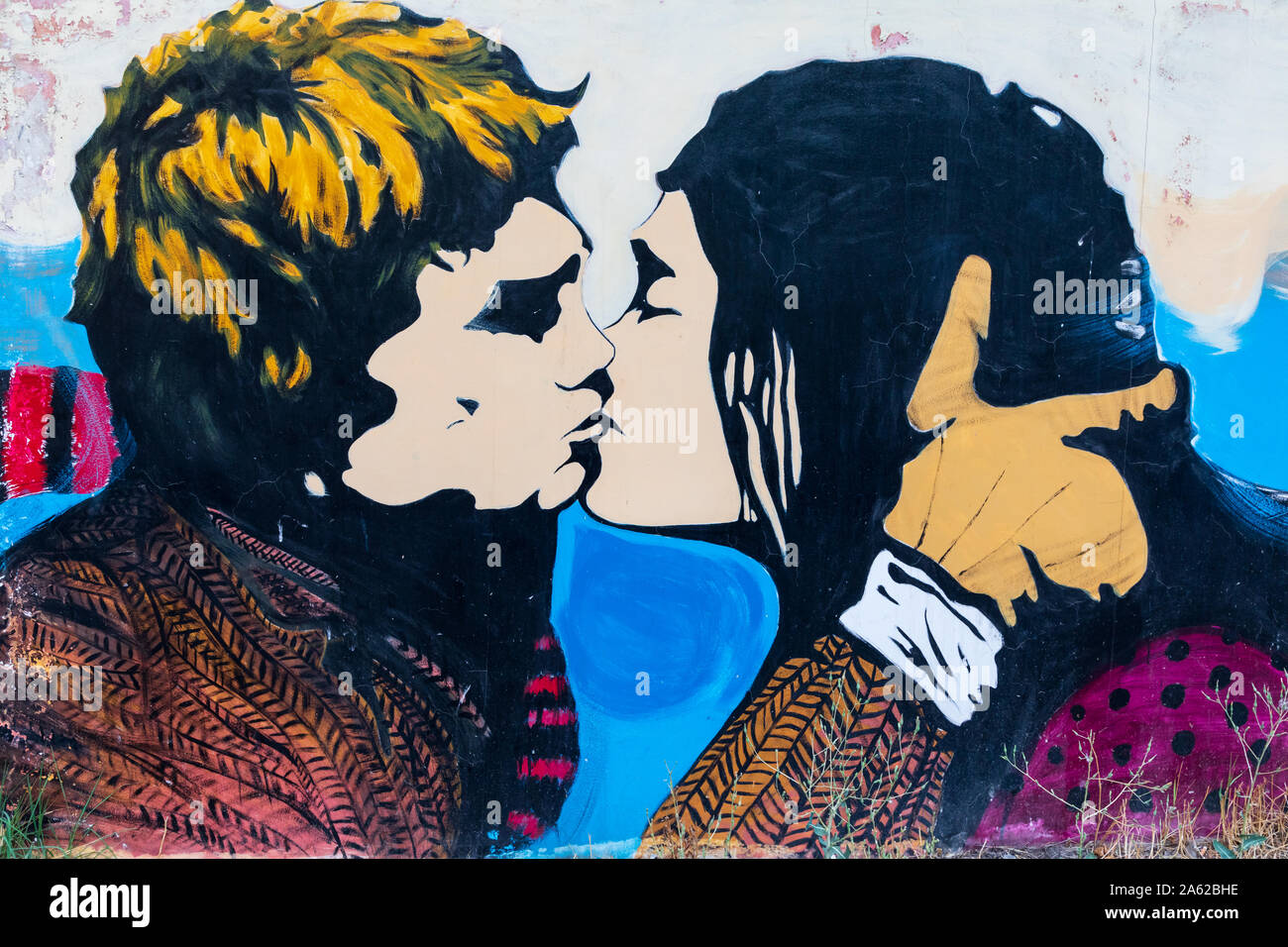 En Yereván, Armenia. El 17 de agosto de 2018. Mural de dos jóvenes besándose. Foto de stock