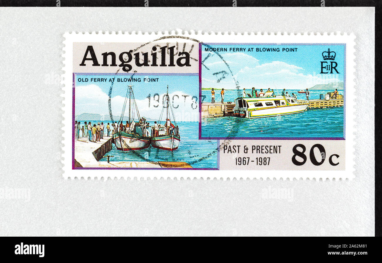 Cerca de estampilla de Anguila, con imágenes antiguas del ferry en Blowing  Point, publicado en 1987, situado en la esquina de sobres Fotografía de  stock - Alamy