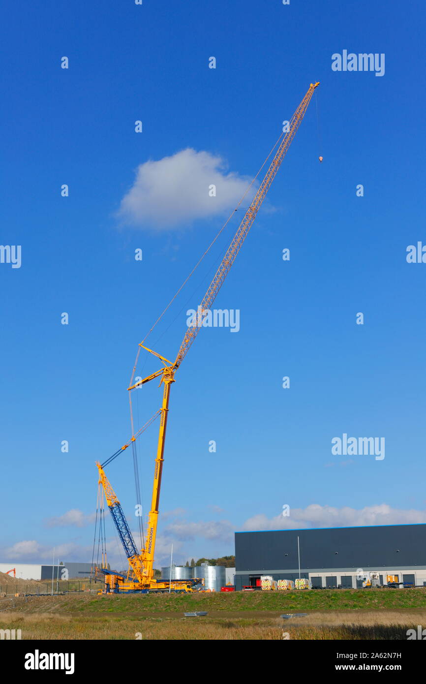 Una tonelada de 1000 grúa está configurado y listo para levantar las  unidades de aire acondicionado en el nuevo almacén de Amazon en el templo  verde en Leeds Fotografía de stock - Alamy