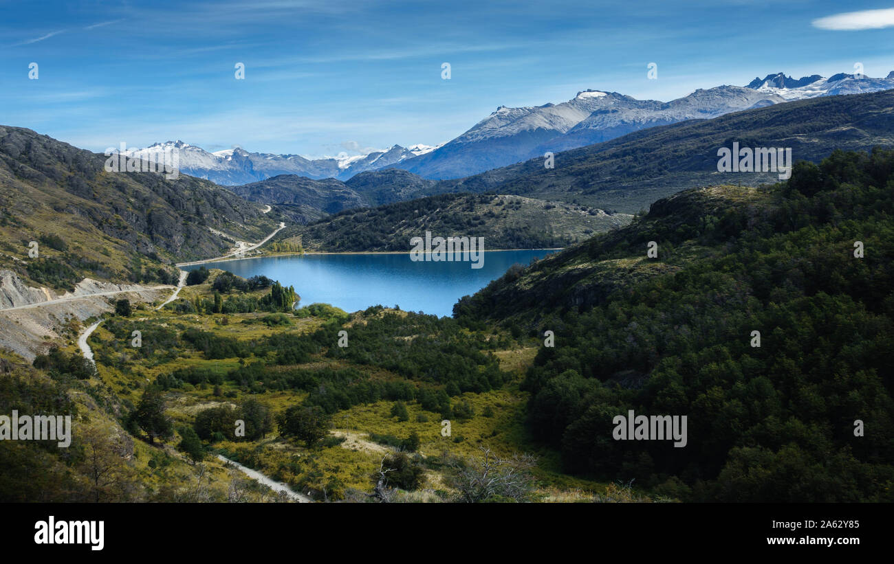 Paisaje Caracteristico De La Cordillera De Los Andes En Argentina O En La Patagonia Chilena Hay Un Hermoso Lago Un Bosque Grandes Montanas Fotografia De Stock Alamy