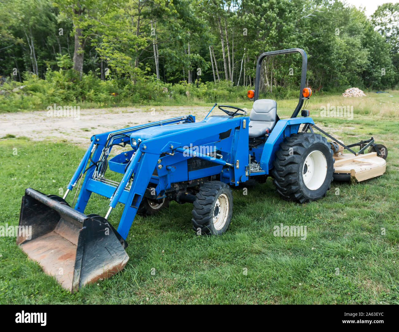 Tractor De Granja Y Doble Rastrillo Rotativo Que Trabaja En Campo Imagen  editorial - Imagen de agosto, azul: 275719445