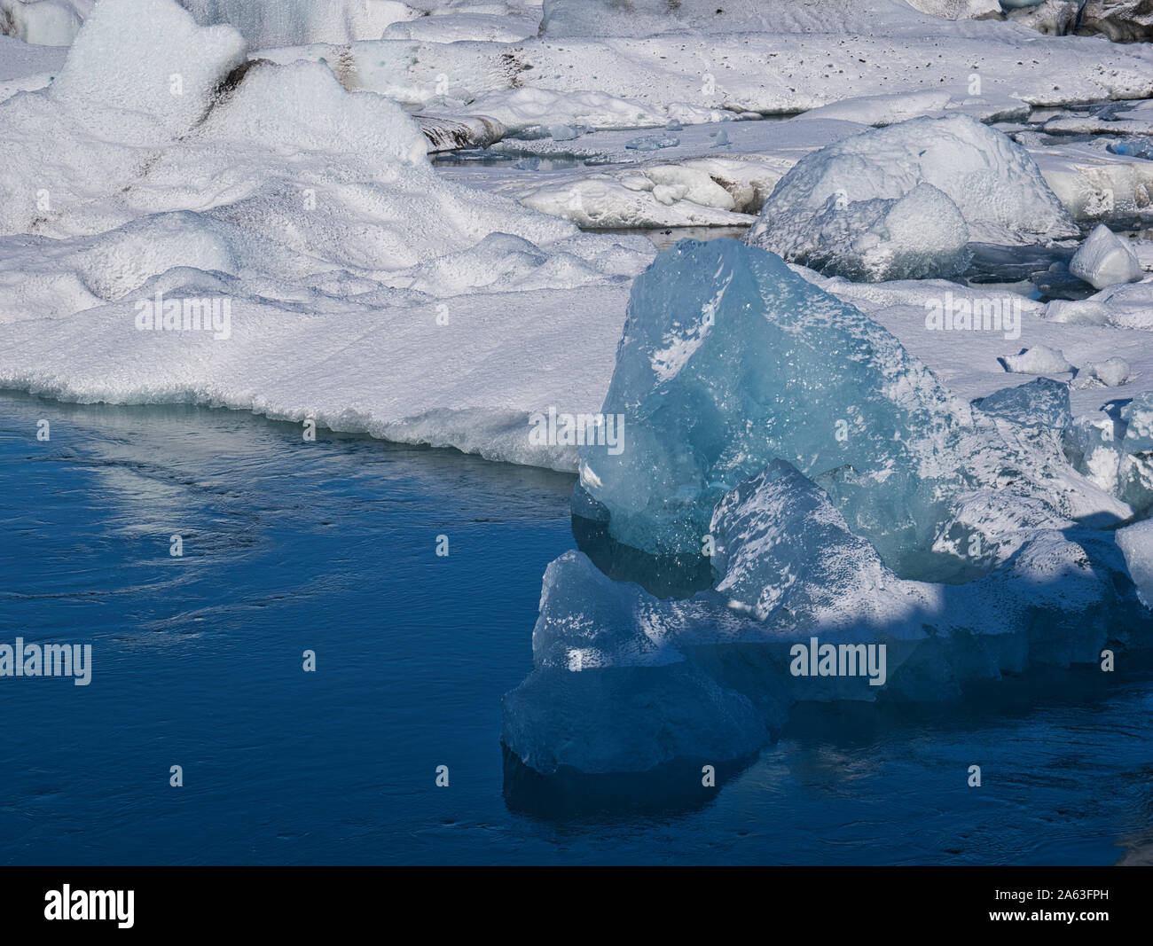 El hielo glaciar flotan en las aguas cristalinas de la laguna Foto de stock