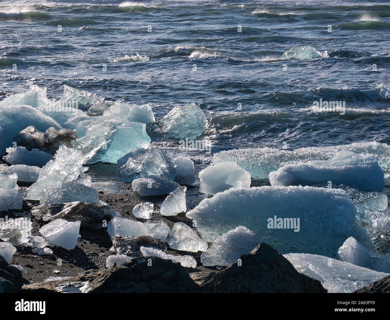 Los restos de hielo del glaciar en el Diamond Beach en Islandia Foto de stock