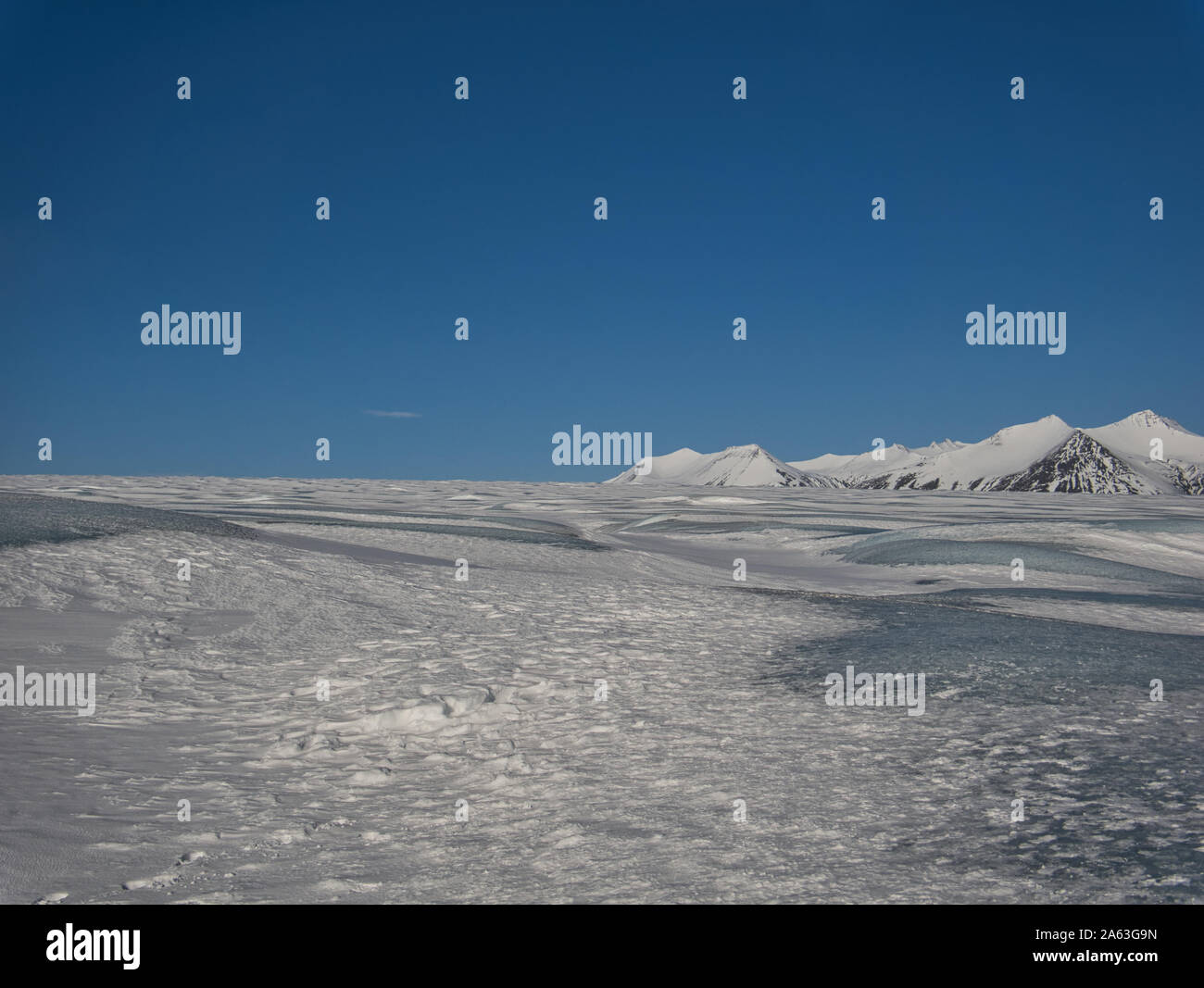 Una caminata glaciar en invierno en Islandia en sunshine Foto de stock