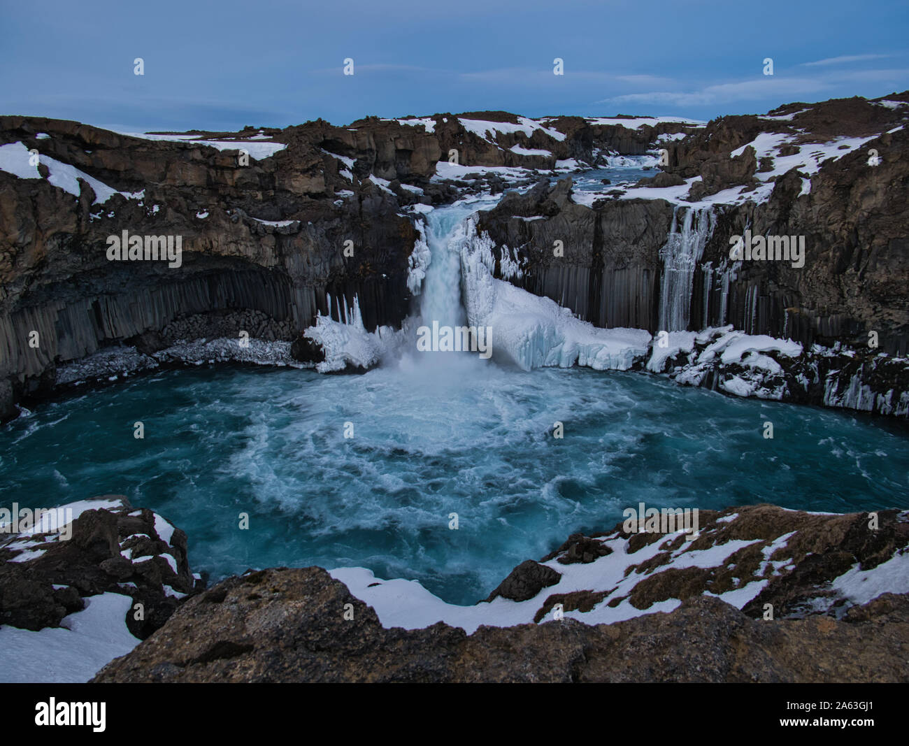 Piedras de basalto azul y la cuenca de la cascada Aldeyjarfoss Foto de stock