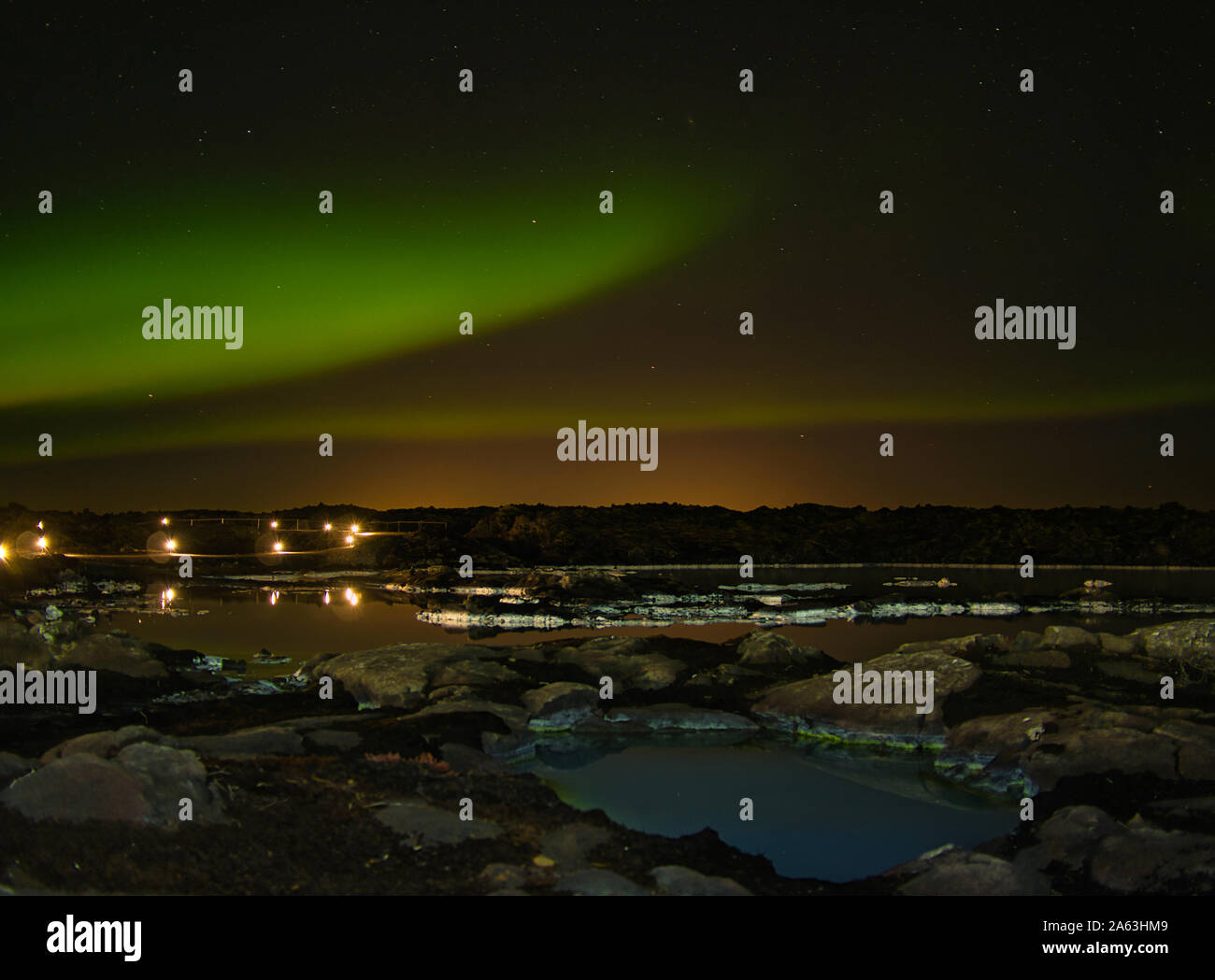 Estrellas y Luces del Norte sobre el Lago Azul en Islandia Foto de stock