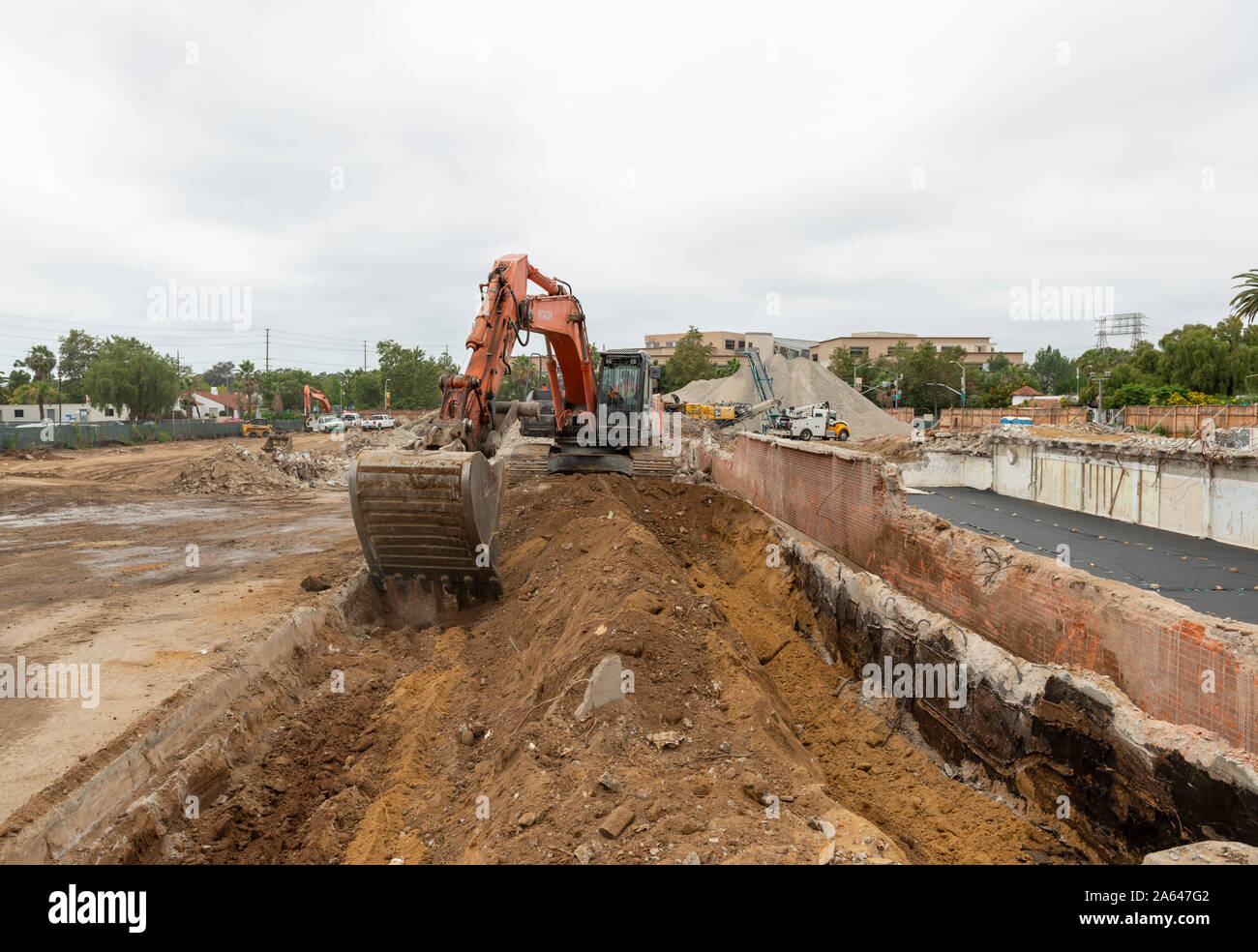 La excavación en excavadoras Hitachi Construction site, Old Town, San Diego, California Foto de stock