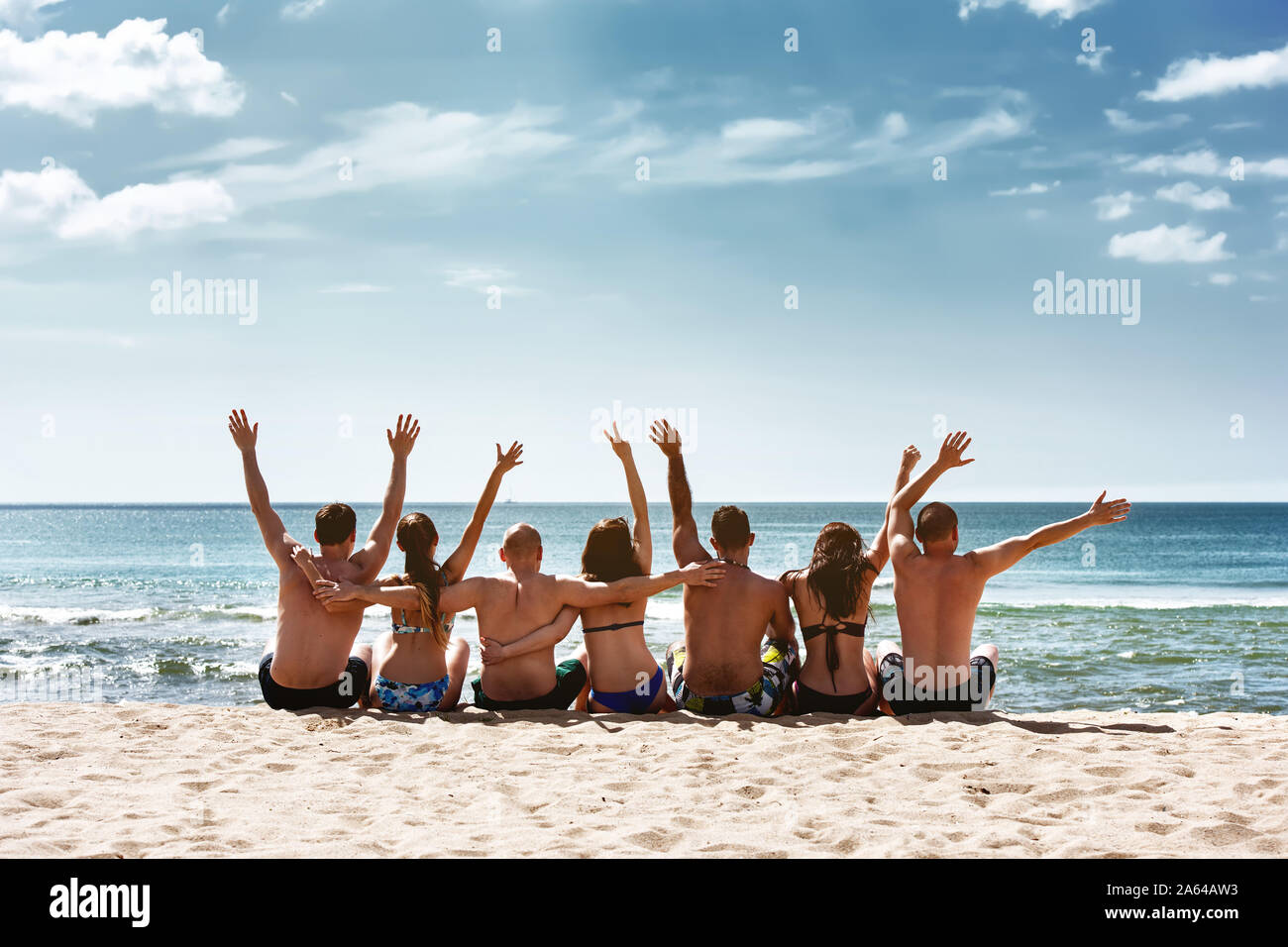 Grupo amigos se divierten en la playa. Concepto de vacaciones al mar Foto de stock