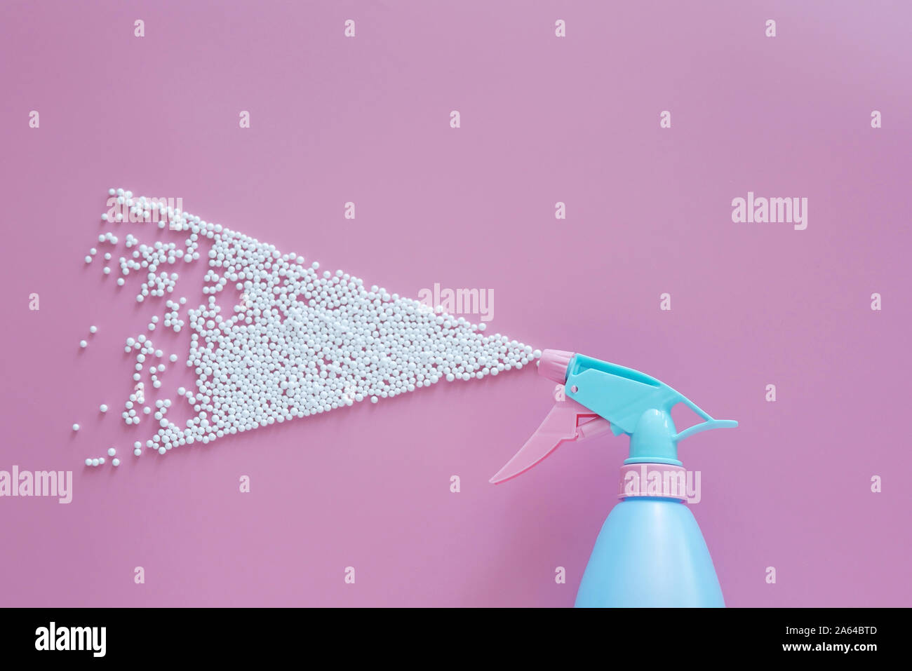 Blue spray de pulverización de espuma de burbujas blancas sobre fondo de color rosa con copia espacio mínimo para la limpieza concepto creativo Foto de stock
