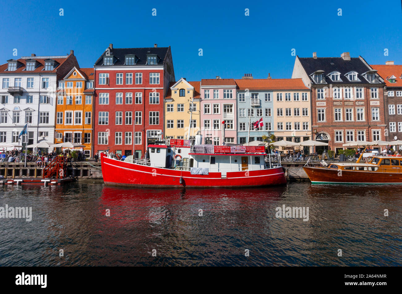Vista del viejo puerto Nyhavn en el centro de Copenhague, Dinamarca. Disfrute de la bella Copenhague a través de los canales históricos de la ciudad Foto de stock