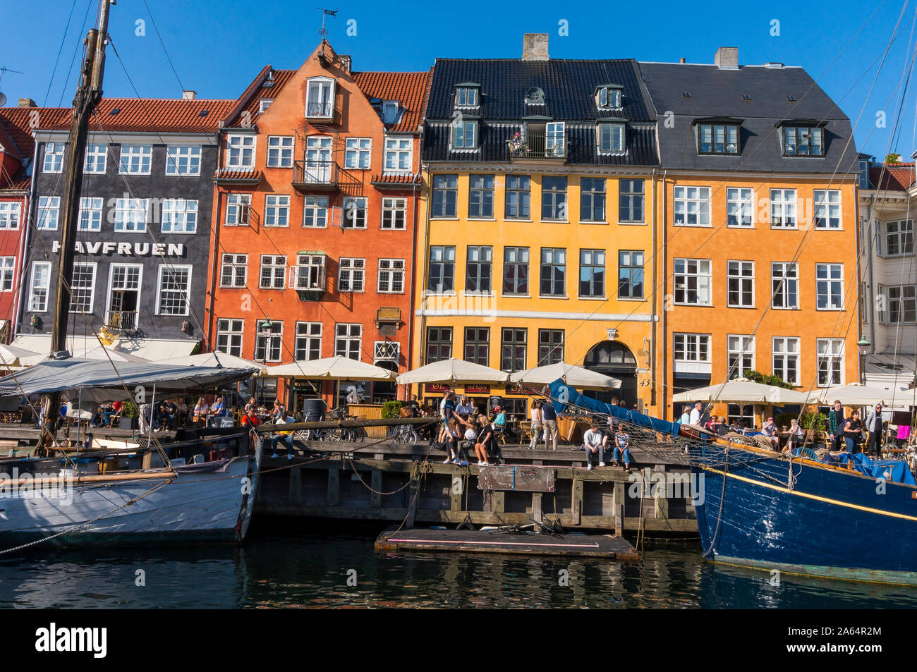 Vista del viejo puerto Nyhavn en el centro de Copenhague, Dinamarca. Disfrute de la bella Copenhague a través de los canales históricos de la ciudad Foto de stock