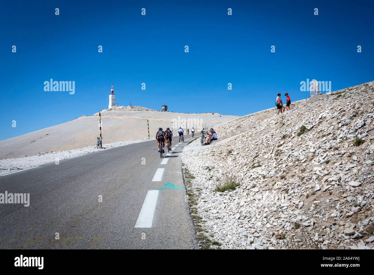 El 'Mont montaña Ventoux" (sureste de Francia): Los ciclistas subiendo a la montaña, pasando por la estela en memoria del ciclista Tom Simpson Foto de stock