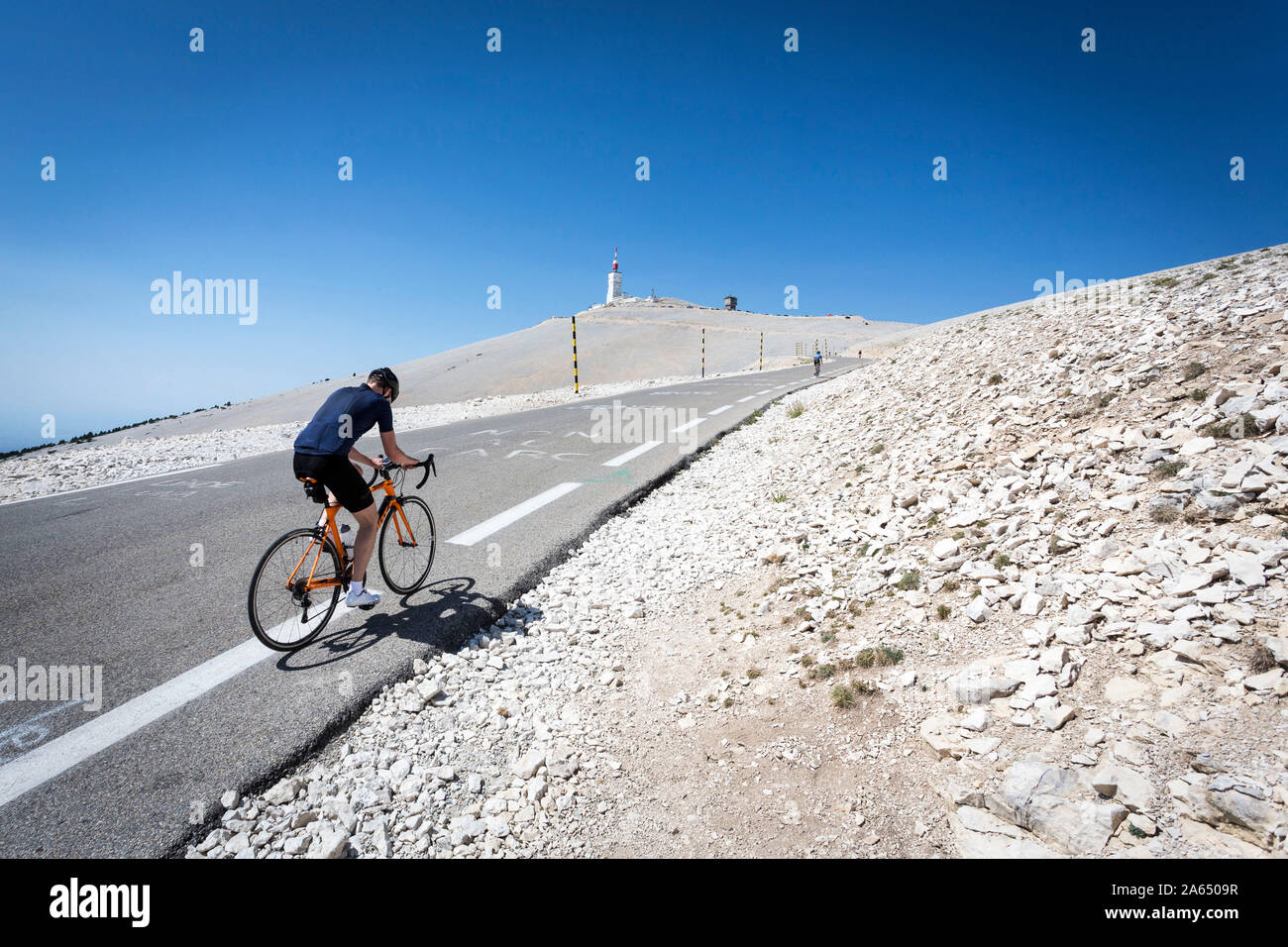 El 'Mont montaña Ventoux" (sureste de Francia): ciclista subir la montaña Foto de stock