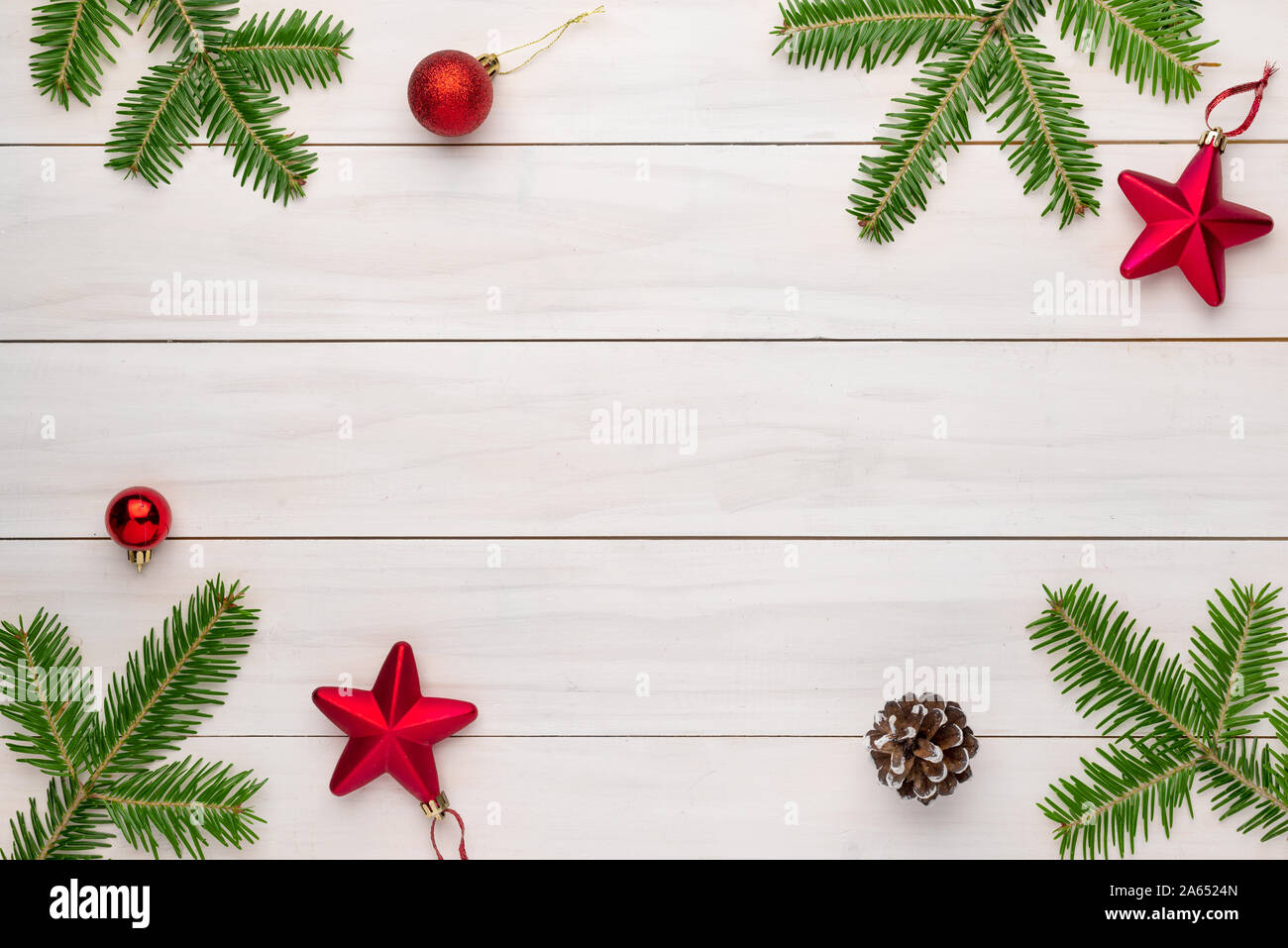 Escena navideña laicos plana con espacio libre en el medio para texto de felicitación. Adornos de Navidad en la superficie de madera blanca. Foto de stock