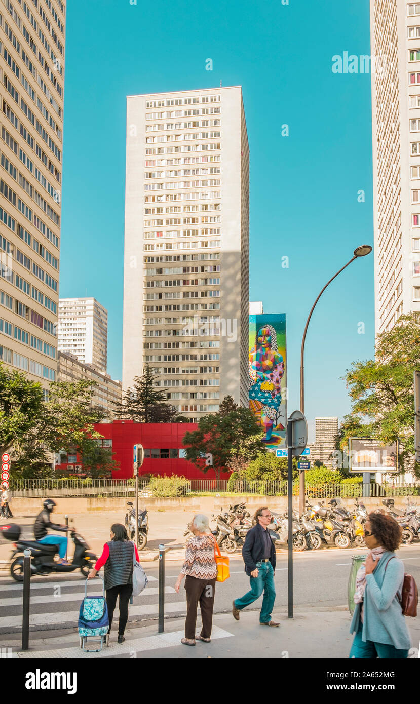 Escena en la calle en frente de altísimos edificios residenciales en el distrito 13 Foto de stock