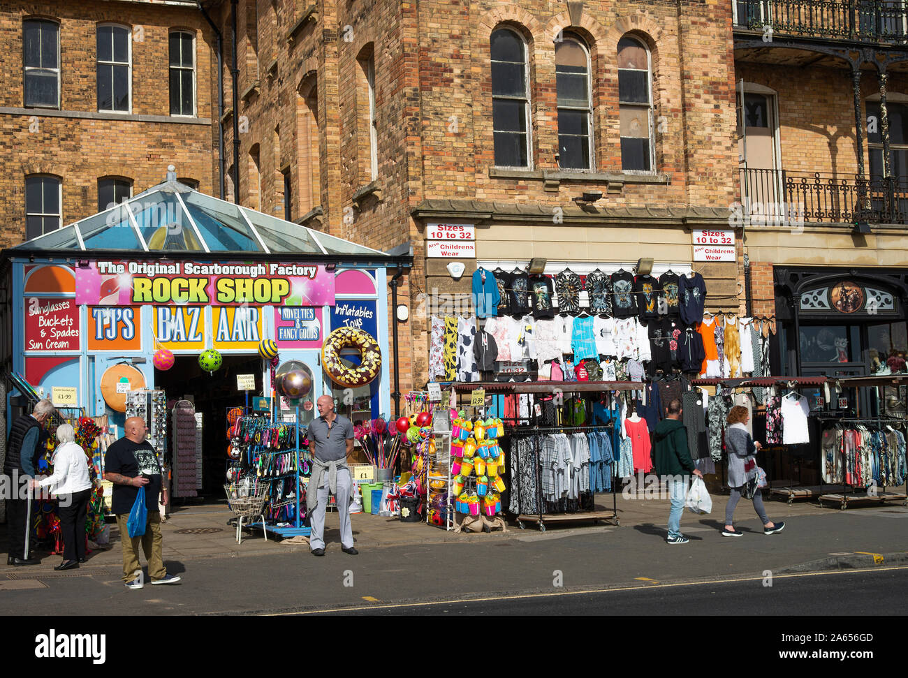 La original Rock Shop y una tienda de ropa de playa Venta de cucharones y  picas y ropa de playa en Scarborough North Yorkshire Inglaterra Reino Unido  Fotografía de stock - Alamy