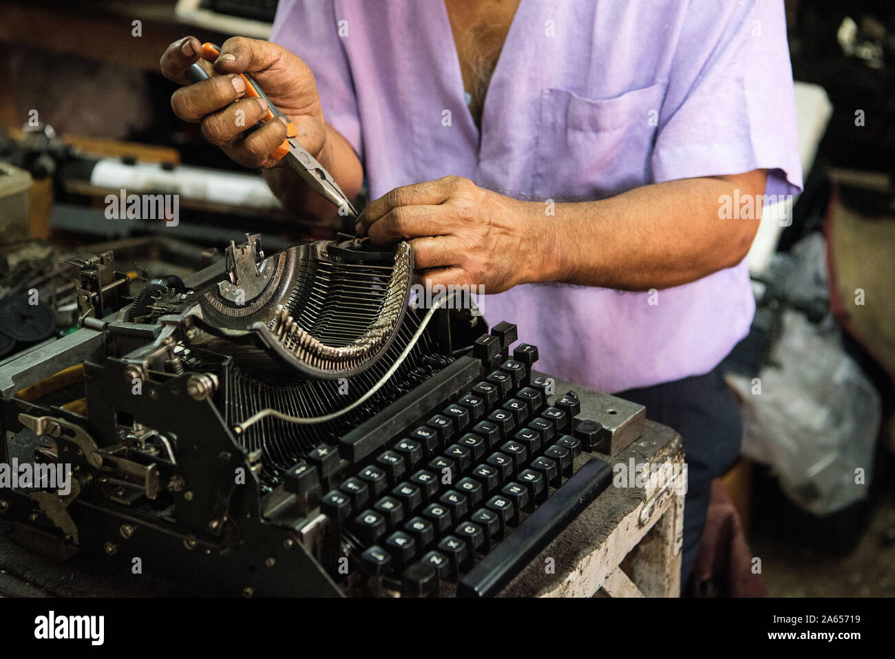 Técnico reparación de una vieja máquina de escribir manual de Mumbai,  Maharashtra, India, Asia Fotografía de stock - Alamy
