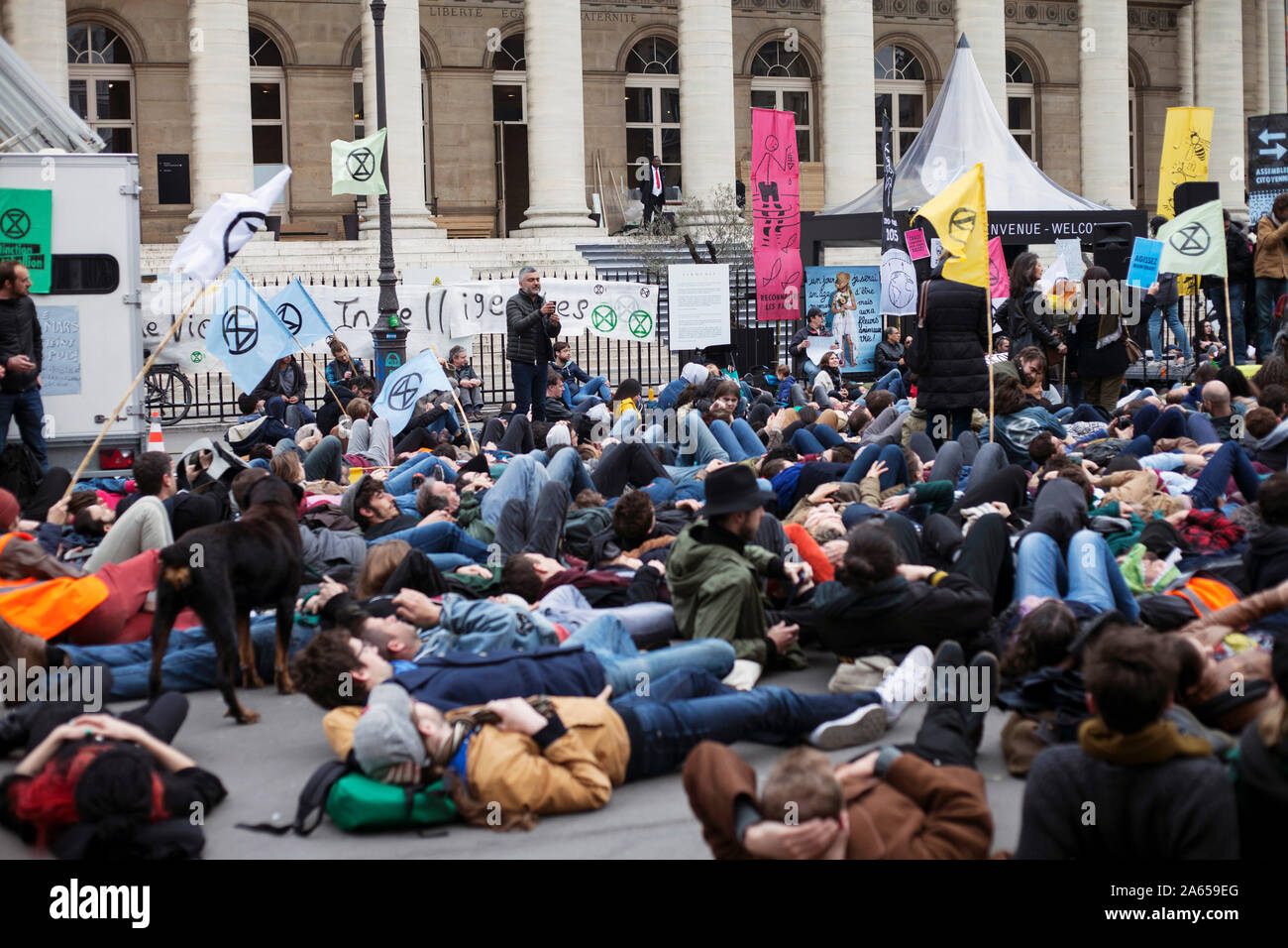 París (Francia), el lanzamiento del movimiento político-social de extinción "rebelión" que utiliza la resistencia no violenta para protestar contra el clima desglose Foto de stock