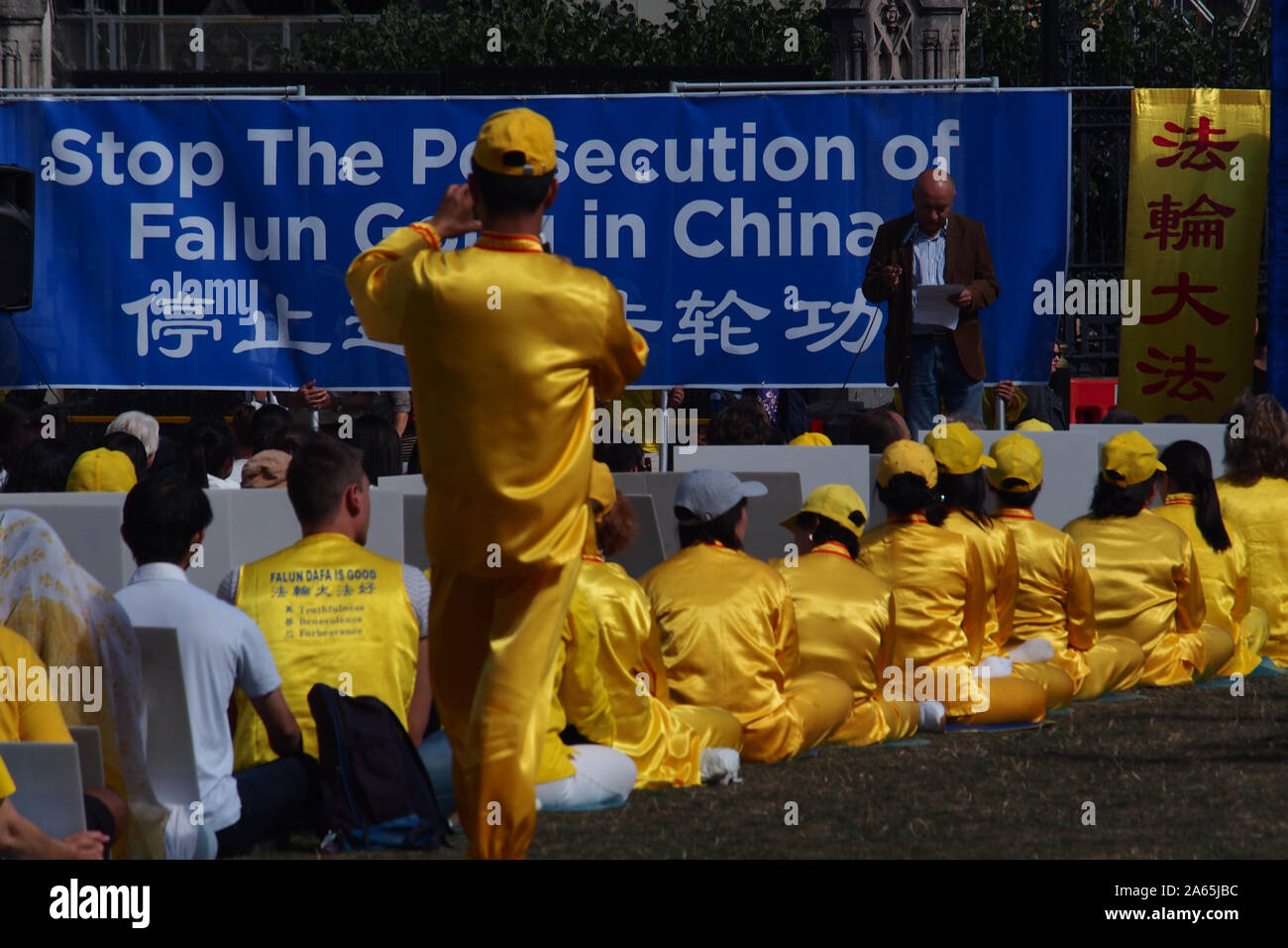 Un grupo numeroso de ciudadanos chinos celebrar una protesta pacífica por la persecución de la Falon Gong secc. La protesta es en Parliament Square, Londres Foto de stock
