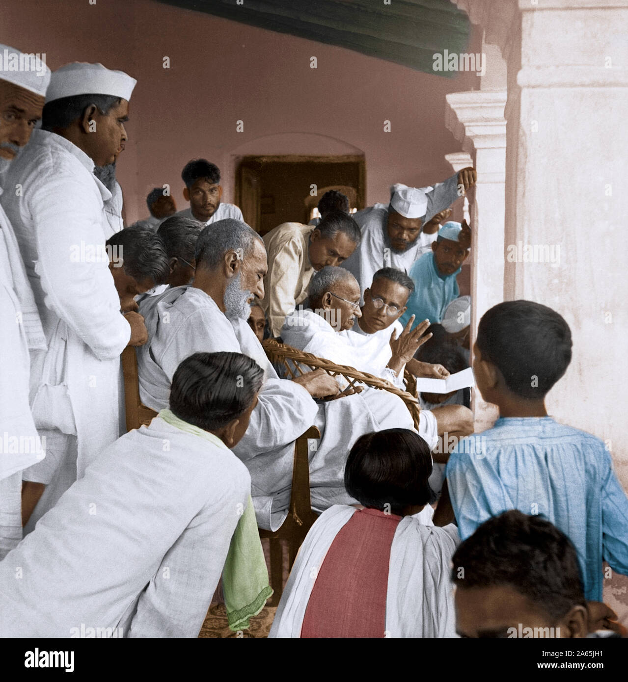 Mahatma Gandhi con Abdul Ghaffar Khan reunión durante la marcha por la paz, Bihar, India, Asia, marzo de 1947 Foto de stock