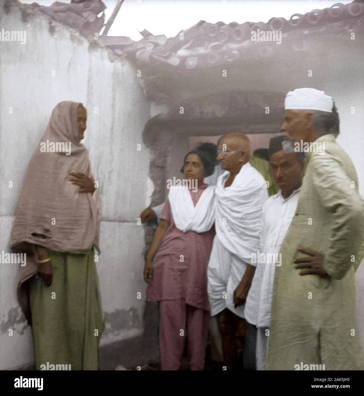 Mahatma Gandhi reunión mujer llorando durante la marcha por la paz, Bihar, India, Asia, marzo de 1947 Foto de stock