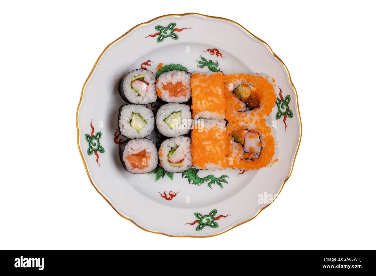 Menú de sushi japonés tradicional. Close-up de diversos tipos de rollos de  sushi, sashimi de salmón y otras rodajas de pescado crudo servido en un  plato colorido Fotografía de stock - Alamy