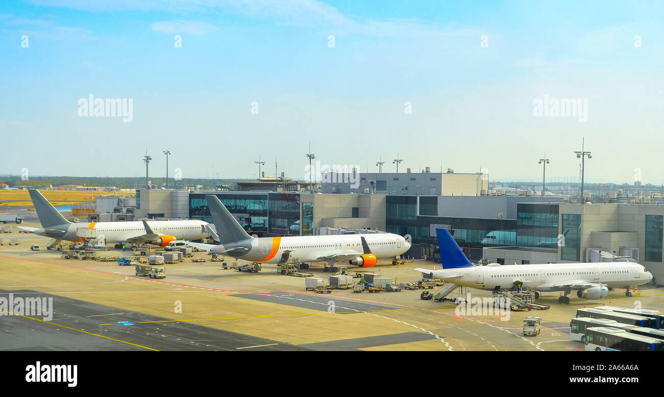 Los aviones en la pista de aterrizaje de la terminal del aeropuerto de Frankfurt am Main, Alemania Foto de stock