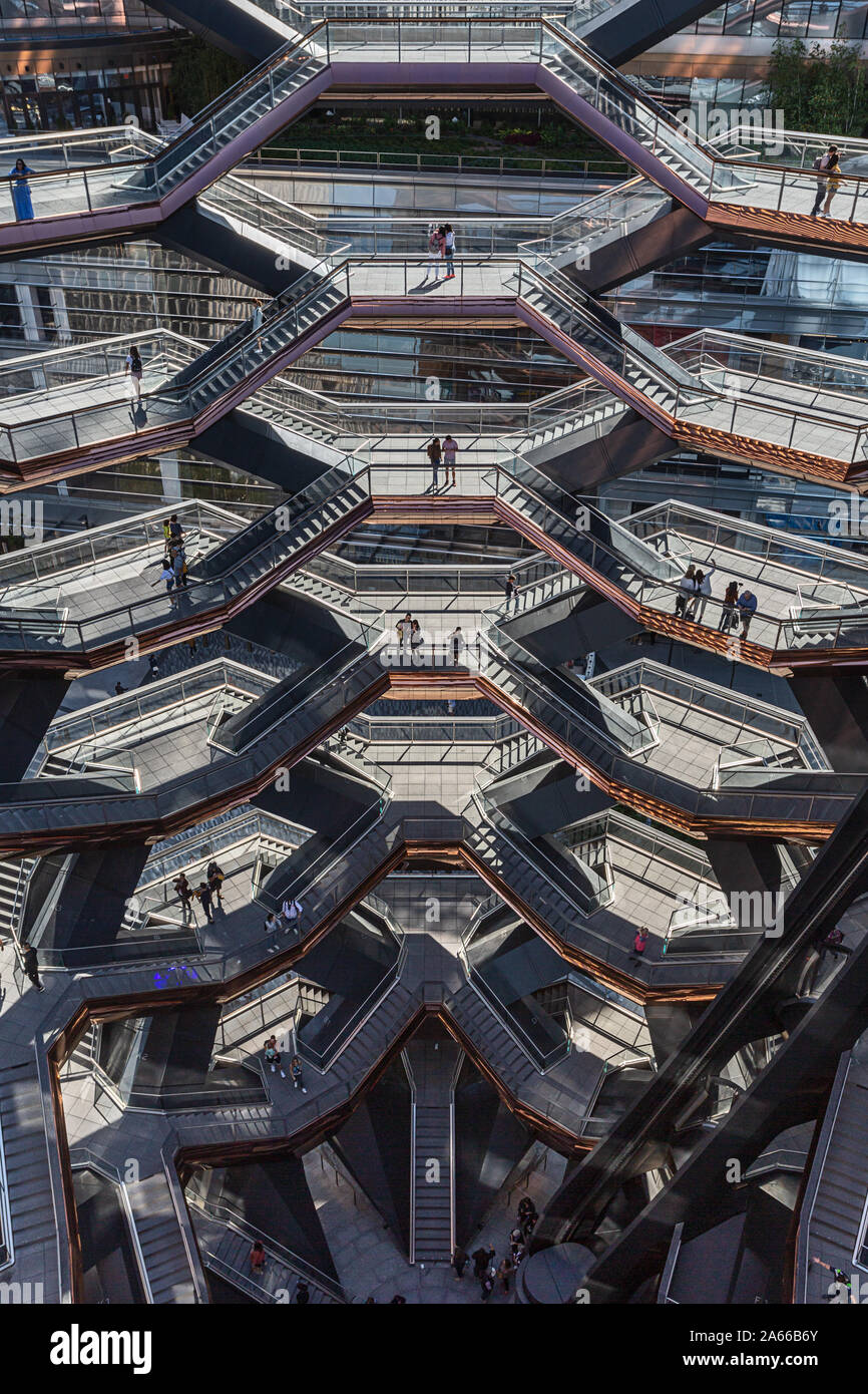 El buque en Hudson Yards en Nueva York diseñado por Thomas Heatherwick. Una escalera en espiral, arte interactivo. Foto de stock