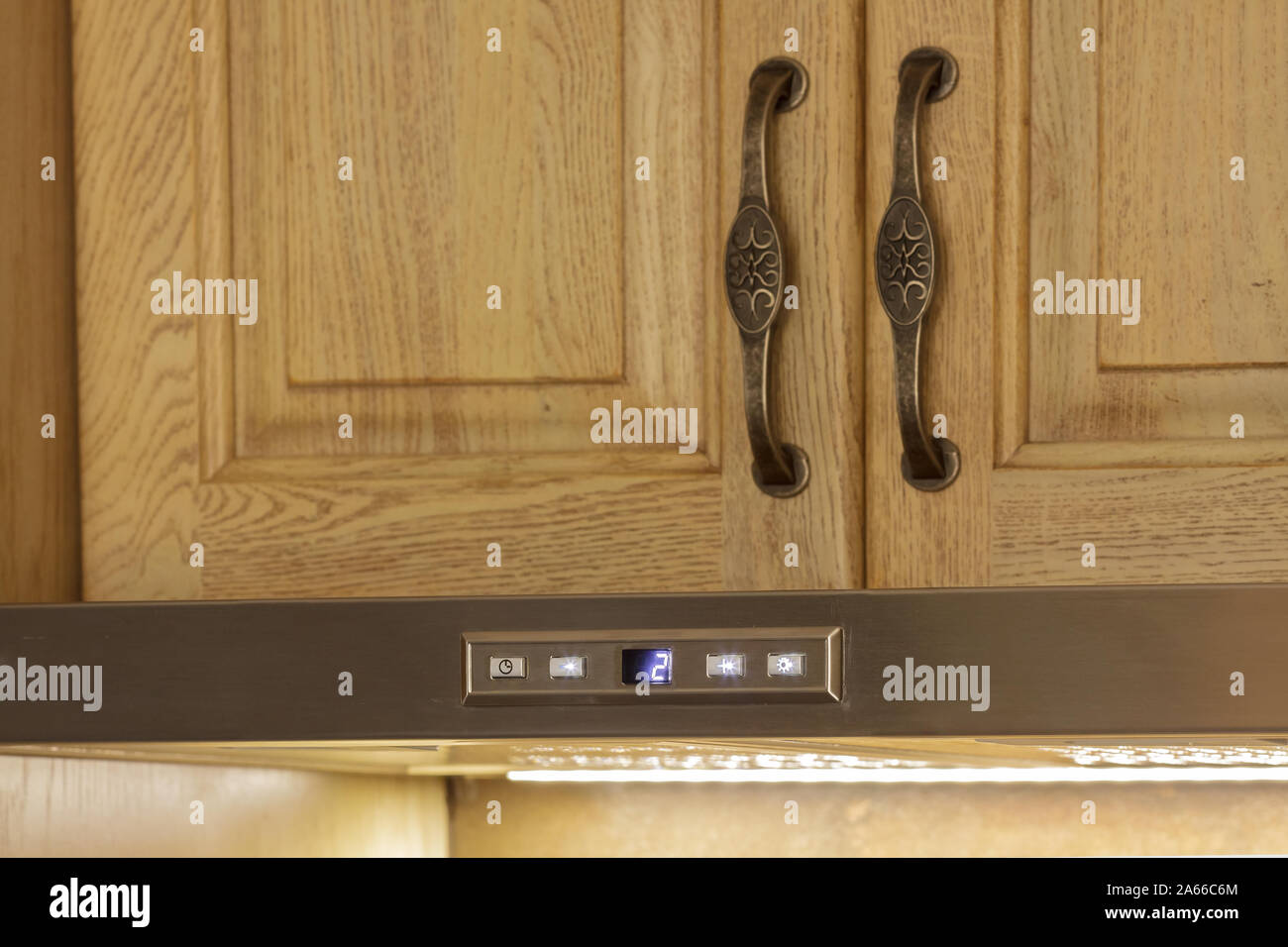 Panel de control digital para cocina aspirador con iluminación LED.El enfoque selectivo con poca profundidad de campo. Foto de stock