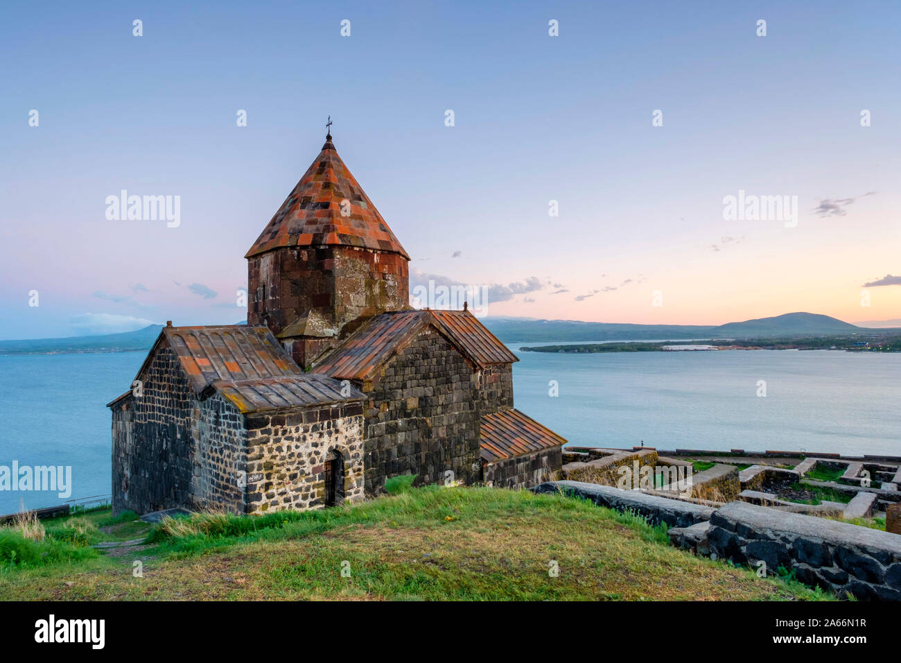Iglesia Sevanavank en el Lago Sevan al atardecer, Sevan, provincia de Gegharkunik, Armenia Foto de stock
