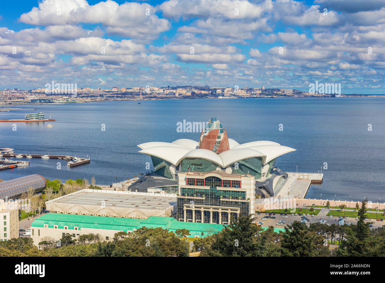 Frente al Mar Caspio Mall, edificio moderno, Baku, Azerbaiyán. Foto de stock