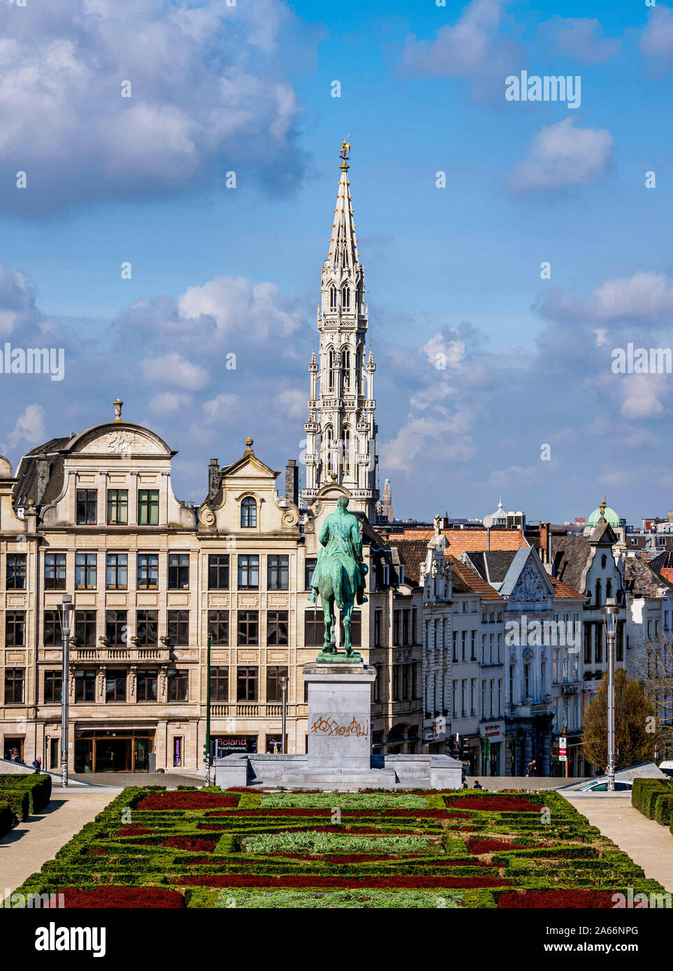 Vistas del Mont des Arts Jardín Público hacia el Ayuntamiento Spire, Bruselas, Bélgica Foto de stock