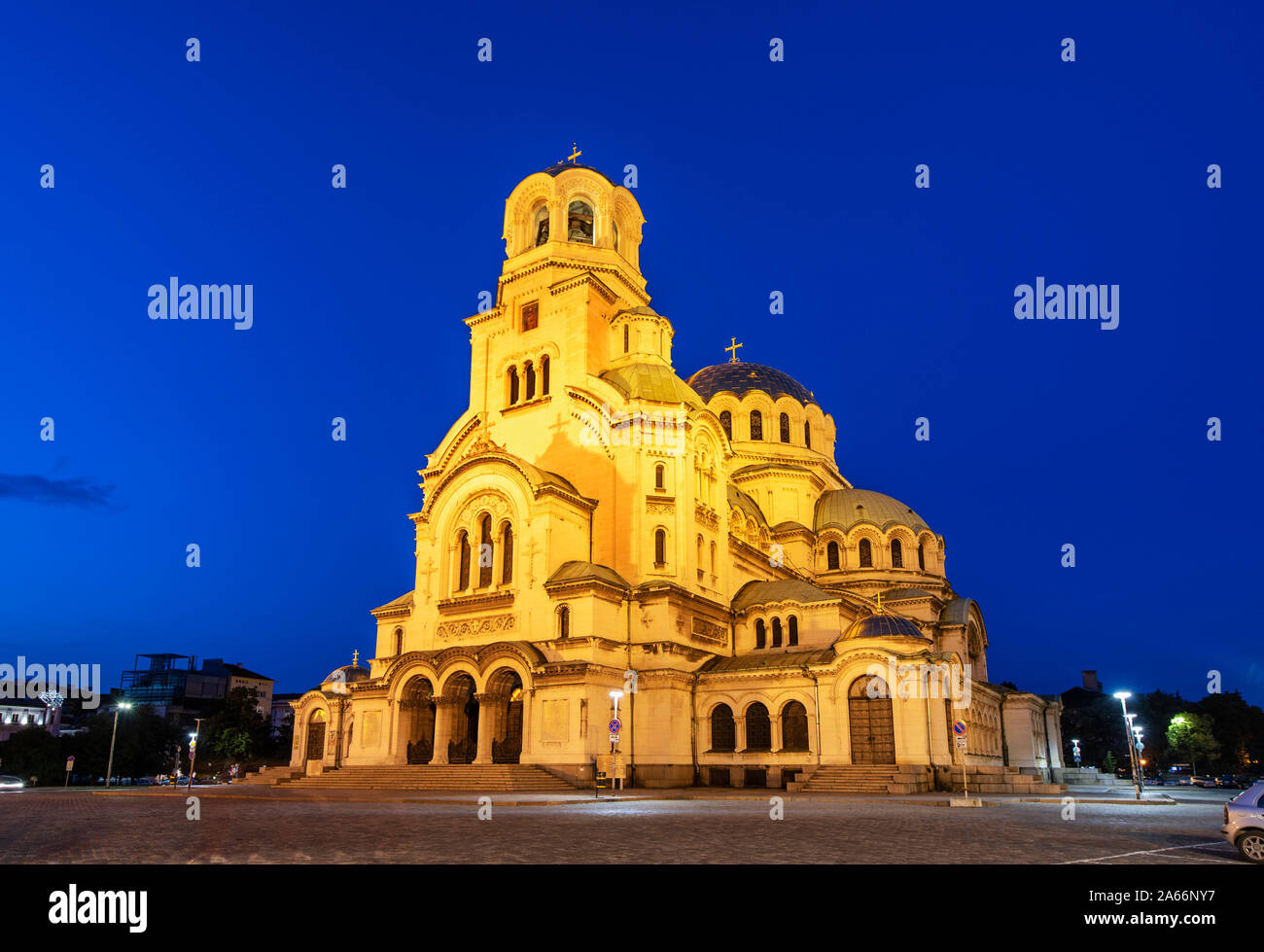 Catedral de San Alexander Nevsky al anochecer, Sofía. Bulgaria Foto de stock