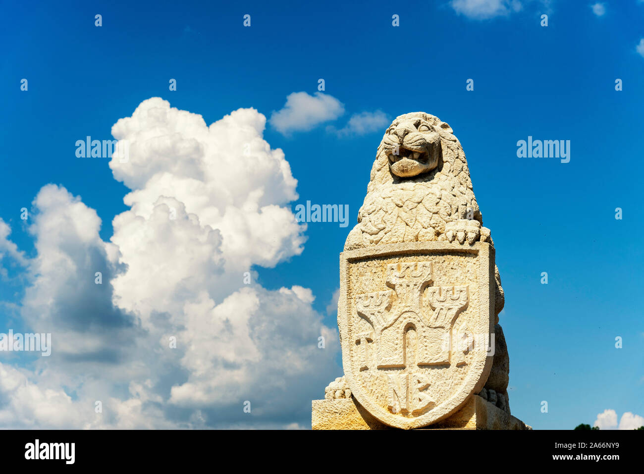 Un poderoso león los guardias de la entrada de la fortaleza Tsarevets. Veliko Tarnovo, Bulgaria Foto de stock