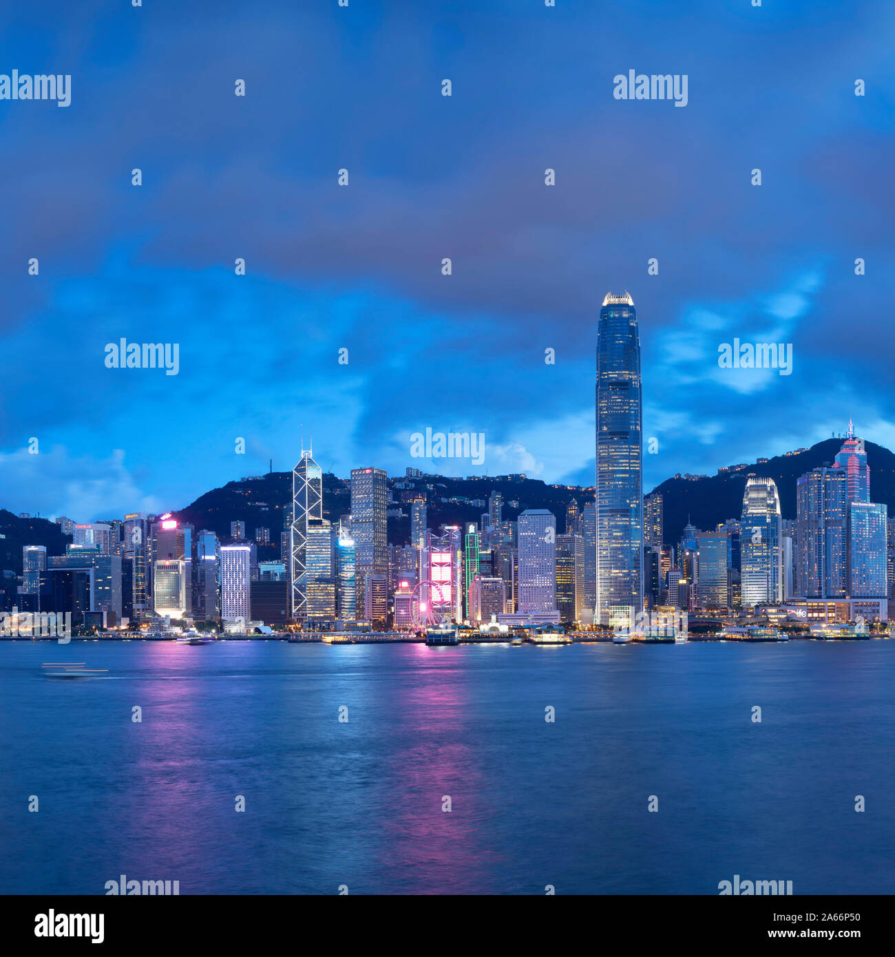 El horizonte de la isla de Hong Kong al anochecer, Hong Kong, China Foto de stock