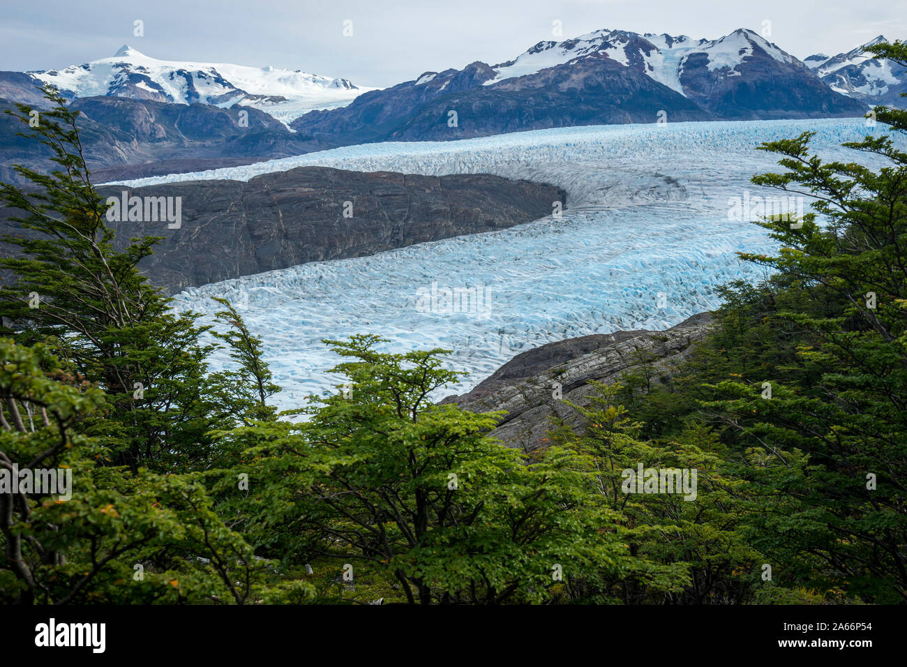 Glaciar Grey, rodeado de montañas, el Parque Nacional Torres del Paine, Región de Magallanes, Chile Foto de stock