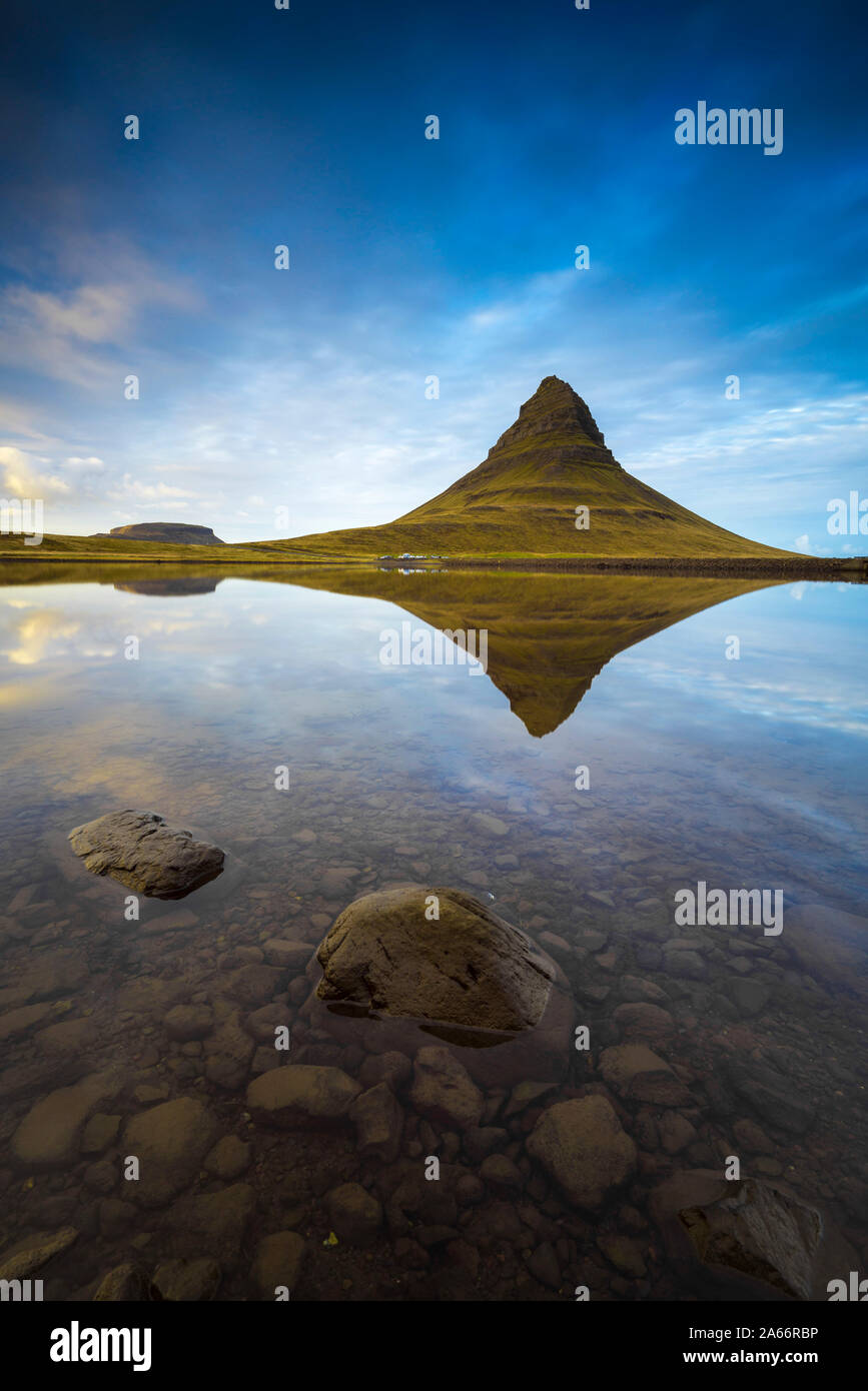 Reflejo de montaña Kirkjufell, agua quieta, en el oeste de la península de Snaefellsness Islandia Islandia Foto de stock