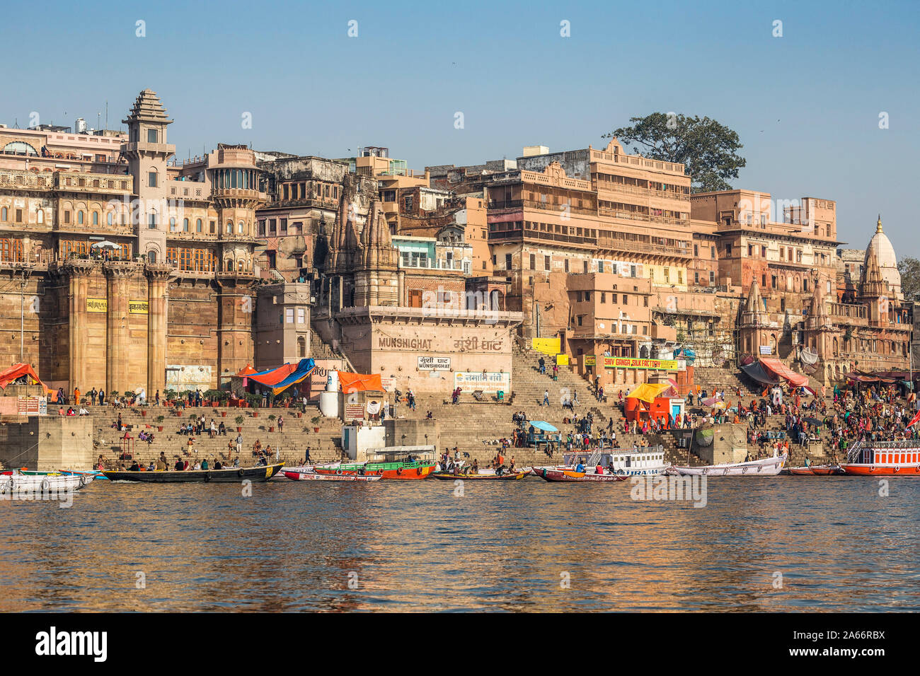 La India, Uttar Pradesh, Varanasi, vista hacia Brijrama Palace Hotel en Darbanga Ghat Foto de stock