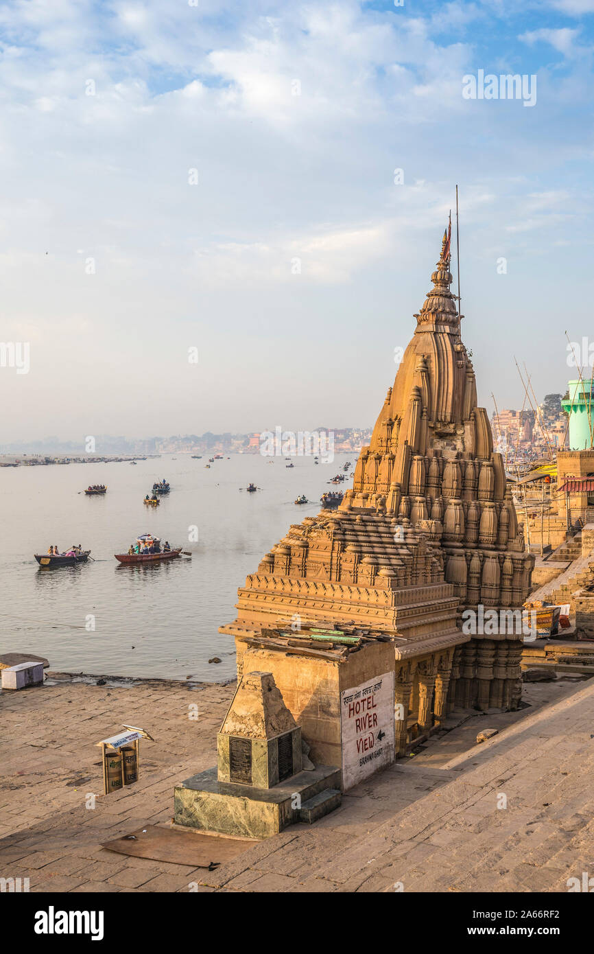 La India, Uttar Pradesh, Varanasi, Scindia Ghat, templo de Shiva sumergida Foto de stock